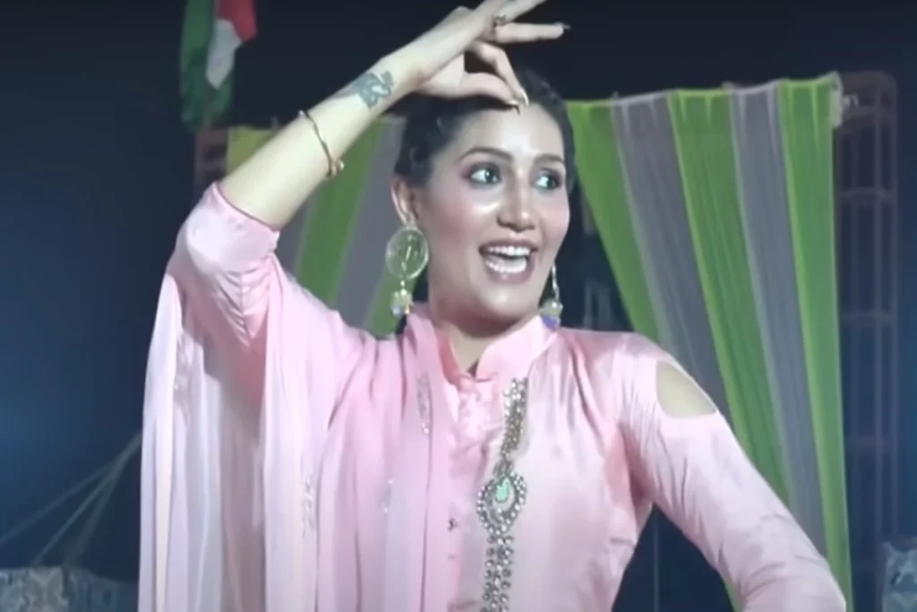 Haryanvi Sexy Dance: Sapna Choudhary stepped out in the midst of the crowd in a pink suit, people said just do it