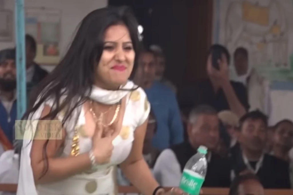 Haryanvi Sexy Video: Rachna Tiwari spilled water on her body, the bad condition of men