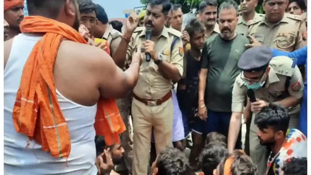 Kanwad yatra updates: कांवड़ियों ने पुलिस चौकी में तोड़फोड़ कर NH-58 किया जाम, कांवड़ का अपमान करने का आरोप