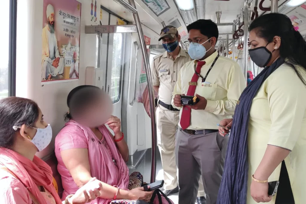 Delhi Metro Challan: दिल्ली मेट्रो में यात्रा करने से पहले हो जाये सावधान, नहीं तो आपका भी कट जायेगा 5000 रूपए का मोटा चालान